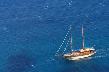 Barca sul mare blu