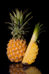 Ananas auf schwarzem Untergrund