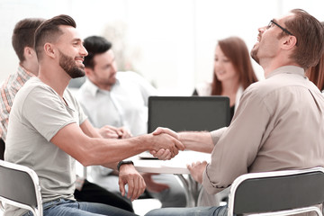 Obraz premium close up.handshake employees at the Desk
