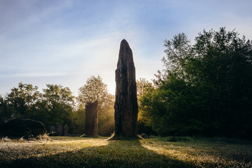 Menhirs de Monteneuf au lever du jour baigné dans les rayons du soleil