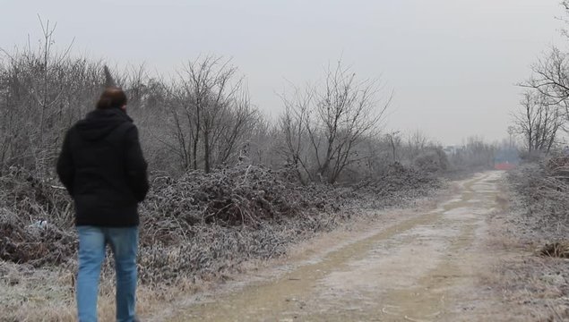 Camminata lungo il sentiero in inverno
