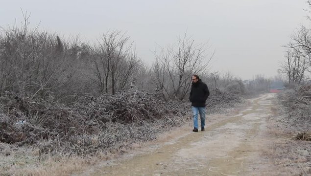 Camminata lungo il sentiero in inverno