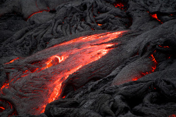 Fließendes Lava im Volcano National Park auf Big Island, Hawaii