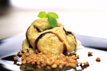 glace à la vanille,coulis de chocolat