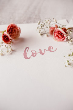Liebe, Hochzeit, Valentinstag, Verlobung - Schrift auf Aquarelle Papier mit zarten Begonien in rosa und Schleierkraut