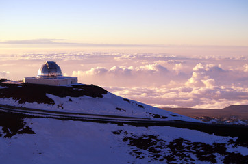 Fototapeta na wymiar Observatorium auf dem Mauna Kea Vulkan auf Big Island, Hawaii