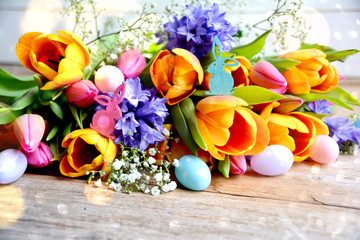Ostern - Blumenstrauß mit Ostereiern bunt © S.H.exclusiv