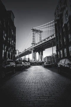 Fototapeta New York City, Brooklyn. Uno scorcio sul Manhattan Bridge che richiama i film più classici come "C'era una volta in America" (2)