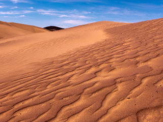 Die W&uuml;ste Sahara im S&uuml;den von Marokko. Durch den Wind entstehen sch&ouml;ne Muster im Sand und auf den D&uuml;nen.
