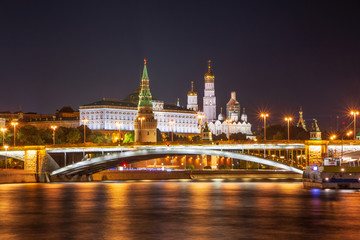 Fototapeta na wymiar sight of Moskva river and Moscow Kremlin at night