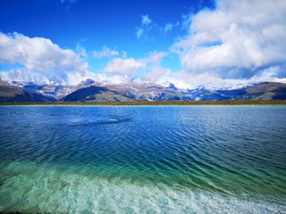 Schweizer Alpen mit See
