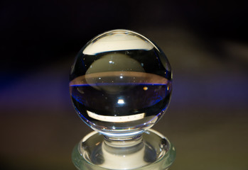 Bola de cristal, con reflejos en colores, espacio libre, fotografía macro, copy-space