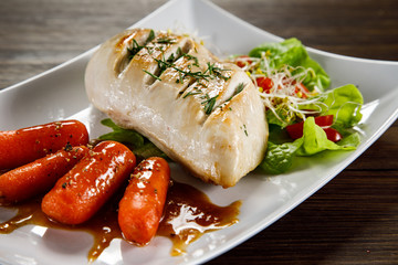 Grilled chicken fillet and vegetables