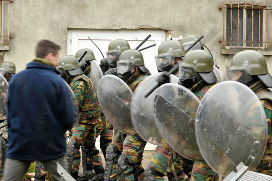 Armee militaire manifestation bouclier