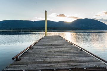 Obraz premium Deserted Jetty on a Scenic Mountain Lake at Sunset. Salmon Arm, BC, Canada.