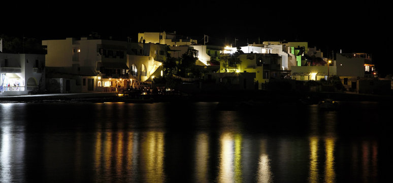 Porticciolo isola greca di sera