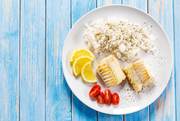 Roast fish with white rice and vegetables