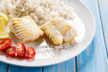 Roast fish with white rice and vegetables