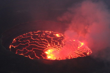 wnętrze aktywnego wulkanu z rozgrzaną do czerwoności lawą