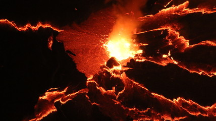 Naklejka premium abstrakcyjne czerwono czarno żółte wzory na powierzchni lawy we wnętrzu aktywnego wulkanu