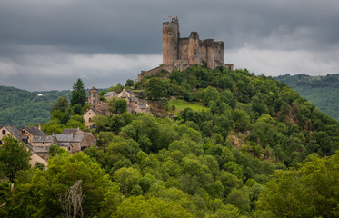 Fototapeta na wymiar Castle and medieval village of Najac on a cloudy day