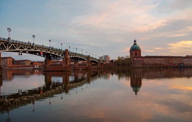 The Saint Pierre bridge and the Chapelle Saint-Joseph de la Grave at sunset. Toulouse