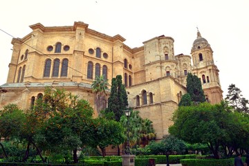 Fototapeta na wymiar veduta esterna della bellissima Cattedrale di Malaga in Spagna uno dei più importanti monumenti rinascimentali dell'Andalusia che si staglia nel panorama cittadino con la sua ampia volumetria.