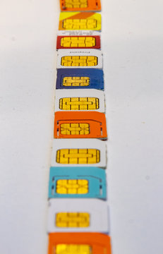 Ansicht von viele Sim Karten unerschiedliche Formate und Farben auf weissen Hintergrund