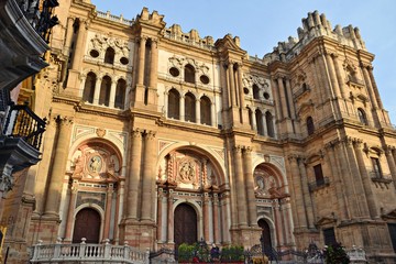 Fototapeta na wymiar veduta esterna della Cattedrale di Malaga in Spagna uno dei più importanti monumenti rinascimentali dell'Andalusia . E' rimasta incompiuta per quanto riguarda la torre campanaria meridionale.
