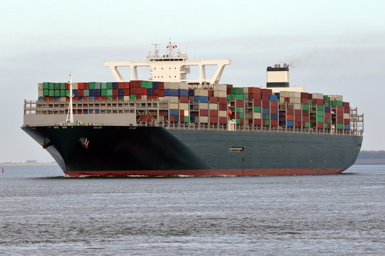 riesiges gr&uuml;nes Containerschiff