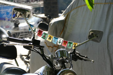 Motorrad Indien Tibet Gebetsfahnen