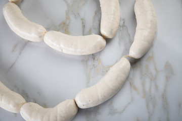 Rohe Bayrische Weißwurst Kette auf Marmor Hintergrund