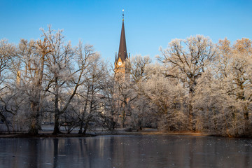 Zugefrohrener Teich im Park mit Romantischen Brücken im Winter in Leipzig  bei frostigen Wetter...
