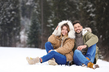 Obraz premium Couple spending time outdoors on snowy day. Winter vacation