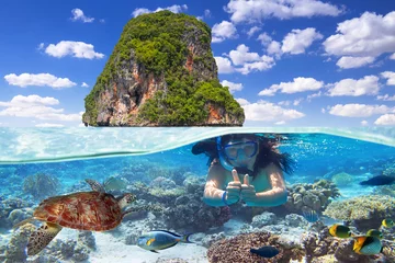Crédence de cuisine en verre imprimé Plonger Young woman at snorkeling in the tropical water