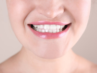 Obraz premium Young woman with beautiful smile on color background, closeup