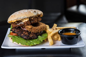 Hamburguesa con aros de cebolla