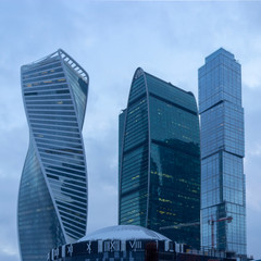 Naklejka premium Skyscrapers in the background of falling snow