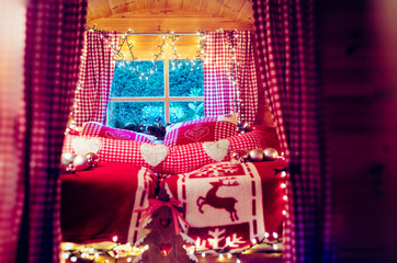 Hotelzimmer in romantischem Look mit Karos und Bettzeug