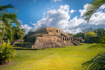 Mayan Pyramid of Tazumal - obrazy, fototapety, plakaty