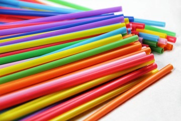 Fototapeta premium Colorful plastic drinking straws close up