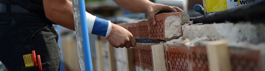 Handwerker Bauarbeiter mit Meißel Werkzeug in den Fingern beim Abriß. 1:4 Panorama Platzhalter