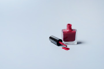 Obraz premium Nail polish on gray background