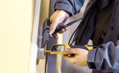 Obraz premium The process of checking the connection of cables to a dual outlet