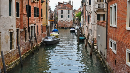 Fototapeta na wymiar Quiet Canal in Venice
