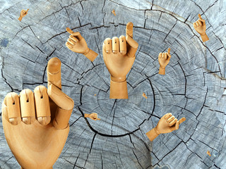 Mani in legno sul tronco d'albero