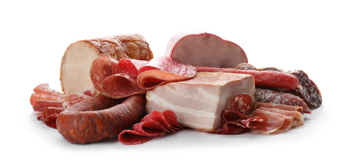 Verschillende smakelijke vleesdelicatessen op witte achtergrond