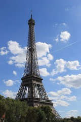 Fototapeta na wymiar Eiffel Tower and the sky - Paris