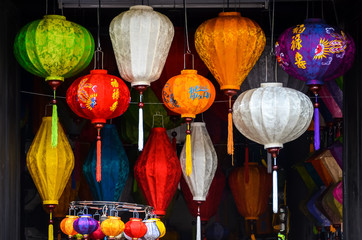 Fototapeta na wymiar Vietnamese lanterns at the bazaar in Hoi An