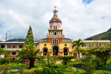 Hermosa iglesia de colores con su árbol de navidad